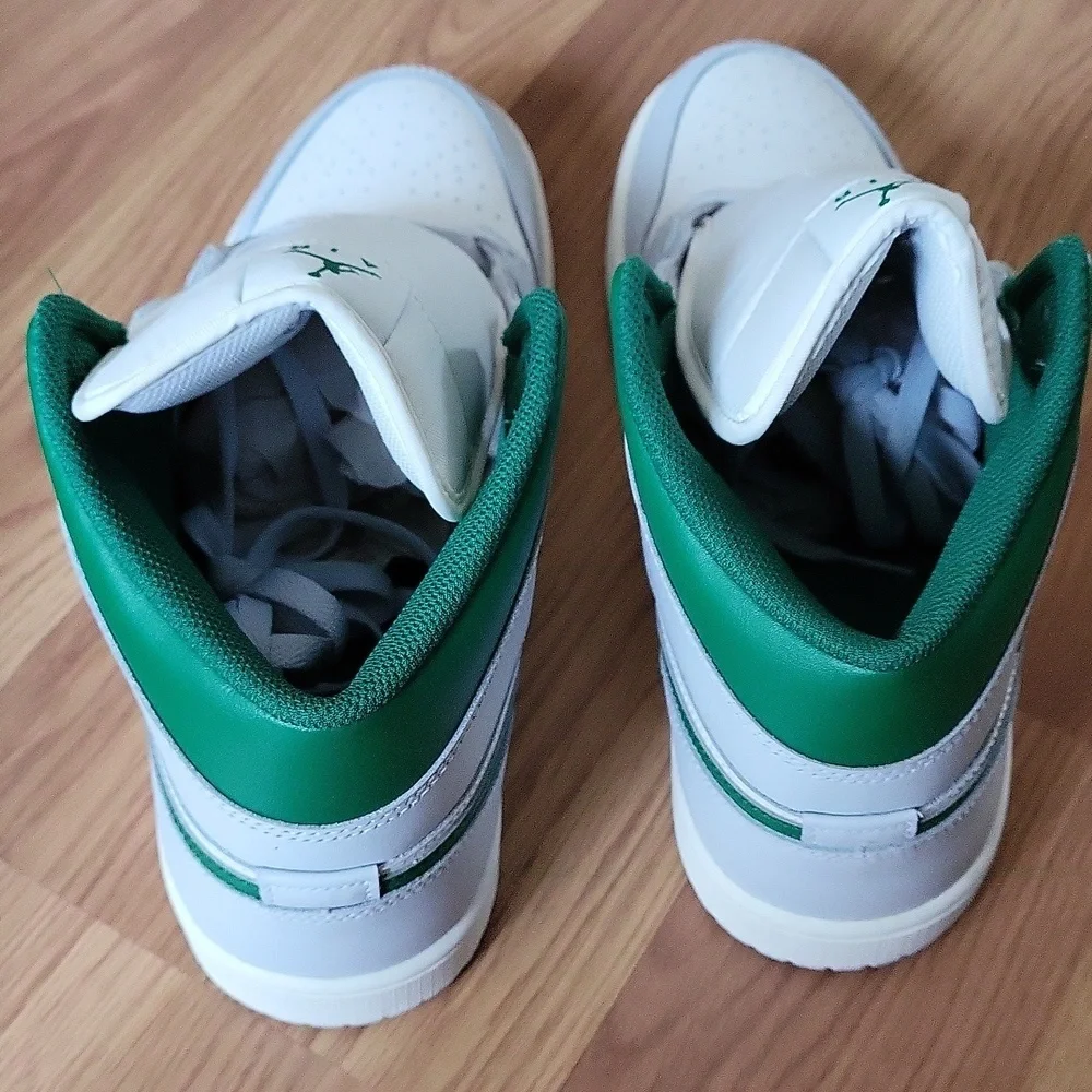 NIB Air Jordan 1 Retro Mid Sneakers Size 11.5 Summit White, Pine Green